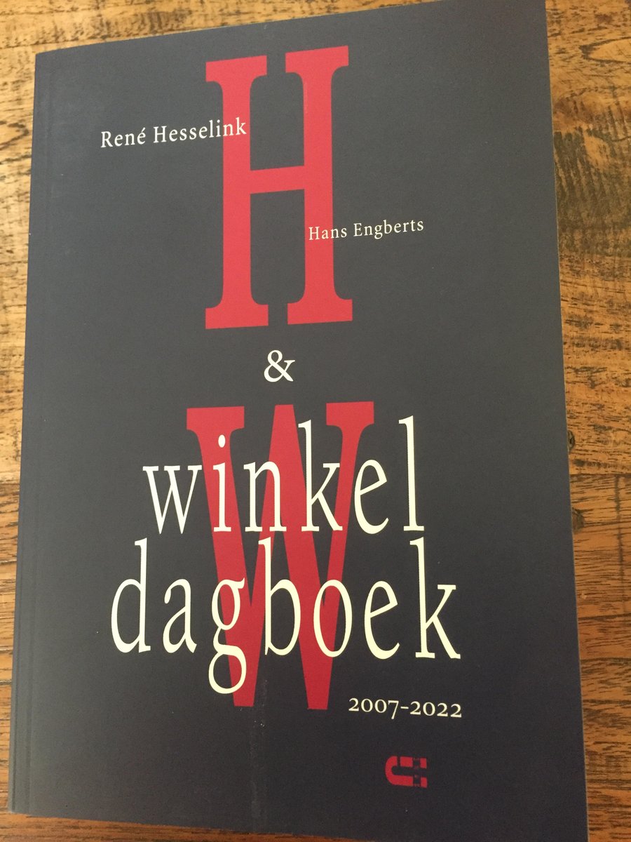 Wim Berkelaar (@wimberkelaar) on Twitter photo Wat een genoegen om een boek te kopen bij de erudiete antiquaar René Hesselink (<a href="/Hinderickx/">René Hesselink</a>) aan de Oude Gracht in Utrecht en met hem en kompaan Roland Fagel uitgebreid over van alles en nog wat (vooral literatuur) te spreken en ook nog "Winkeldagboek 2007-2022"👇aan te schaffen. Wat een genoegen om een boek te kopen bij de erudiete antiquaar René Hesselink (<a href="/Hinderickx/">René Hesselink</a>) aan de Oude Gracht in Utrecht en met hem en kompaan Roland Fagel uitgebreid over van alles en nog wat (vooral literatuur) te spreken en ook nog "Winkeldagboek 2007-2022"👇aan te schaffen.