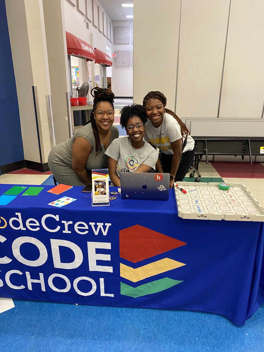 CodeSchoolMphs's tweet image. Empowering the Next Generation of Tech Innovators! 🚀👨💻 Our CodeCrew team had a blast demonstrating @VEXRobotics, @MartyTheRobot, and circuit boards to eager 3rd to 5th graders at the @dteskyscrapers Career Day! #GritGrindCode