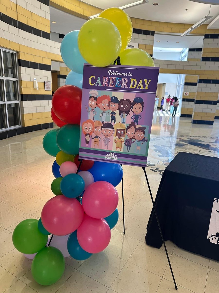CodeSchoolMphs's tweet image. Empowering the Next Generation of Tech Innovators! 🚀👨💻 Our CodeCrew team had a blast demonstrating @VEXRobotics, @MartyTheRobot, and circuit boards to eager 3rd to 5th graders at the @dteskyscrapers Career Day! #GritGrindCode
