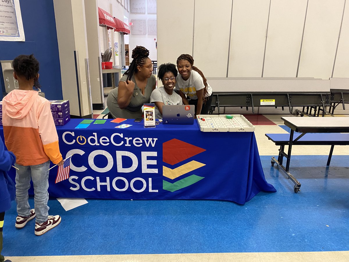 CodeSchoolMphs's tweet image. Empowering the Next Generation of Tech Innovators! 🚀👨💻 Our CodeCrew team had a blast demonstrating @VEXRobotics, @MartyTheRobot, and circuit boards to eager 3rd to 5th graders at the @dteskyscrapers Career Day! #GritGrindCode