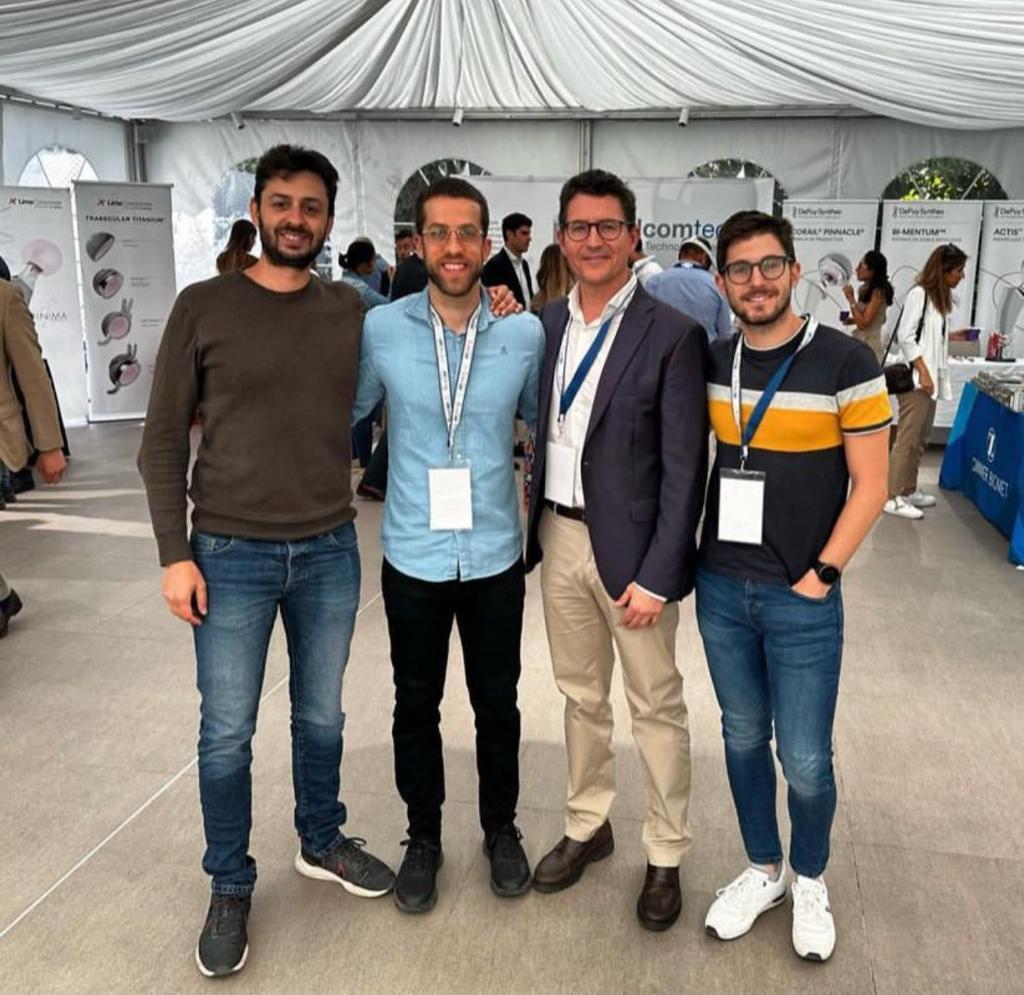 COTLaFe's tweet photo. Esta semana está teniendo lugar el I CURSO DE ACCESO DIRECTO ANTERIOR PARA PRÓTESIS DE CADERA 🦿dirigido por el Dr Escribá de la Unidad de Cadera de @COTLaFe  Con la participación de nuestros residentes 👨🏽‍⚕️@VicentSimon88  @AdriAlonso94  y el Dr Deserio 👏🏻👏🏻 https://t.co/Um2O2h7ElE