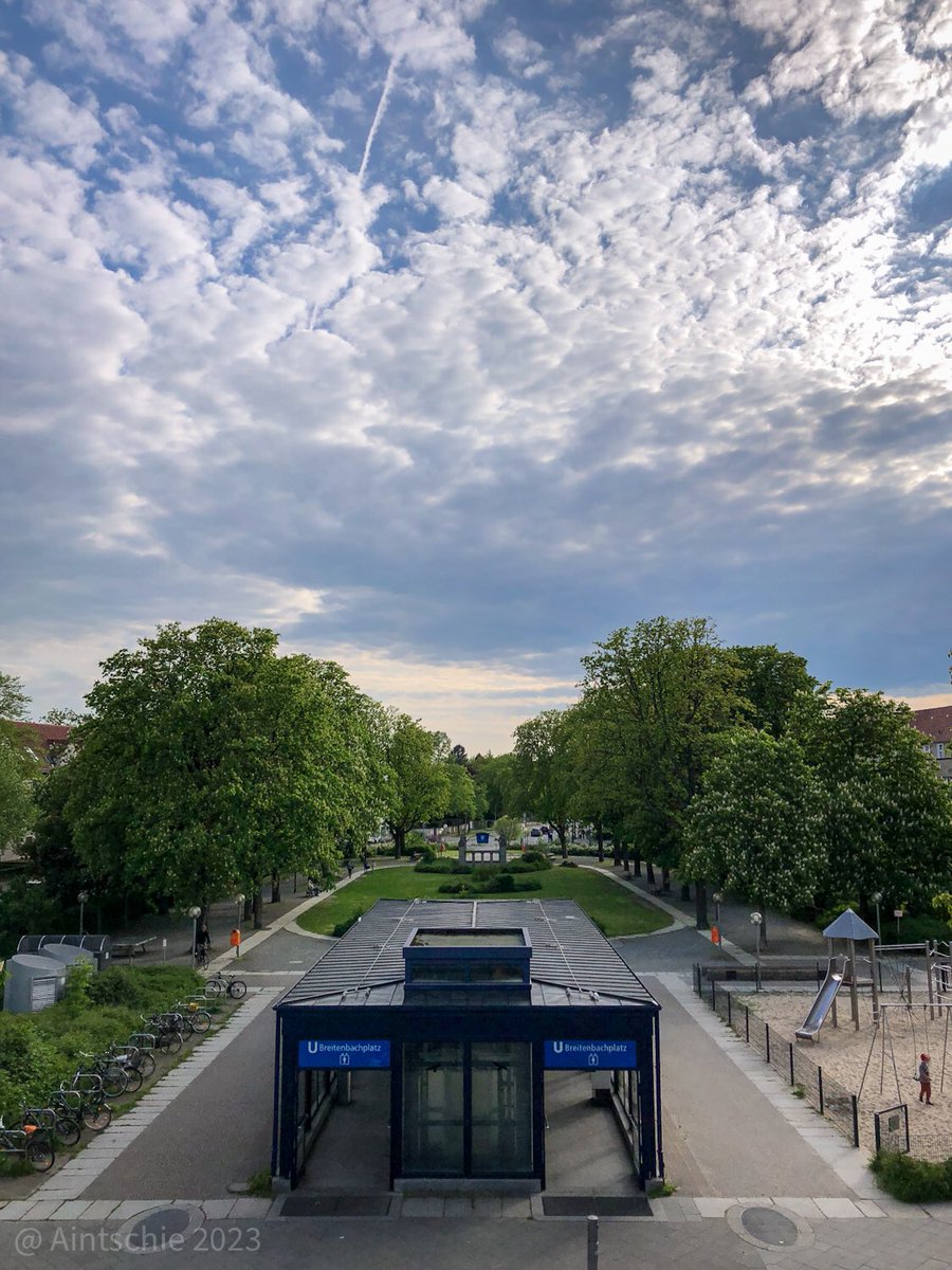 Dies ist der #himmelüberberlin aus einer ganz neuen Perspektive. Noch kann man dieses Motiv ganz ohne Drohne oder Hebebühne einfangen. In ein paar Jahren sieht das hier am #Breitenbachplatz vielleicht schon ganz anders aus.