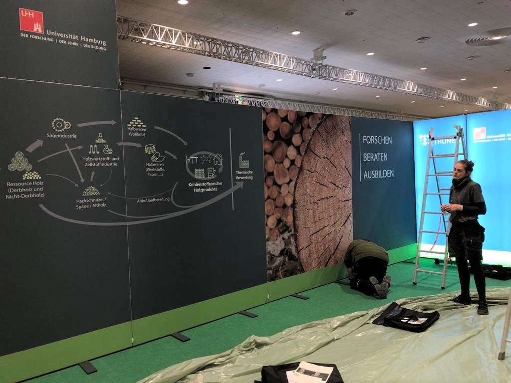 Thuenen_aktuell's tweet photo. Den ganzen Tag hektisch gearbeitet, doch nun ist unser Stand auf der #LIGNA in Hannover aufgebaut. Die Holzforscher*innen des @Thuenen_aktuell freuen sich auf interessierte Besucher*innen und eine spannende Messe! 
#Holz https://t.co/aIO2DY9uX6