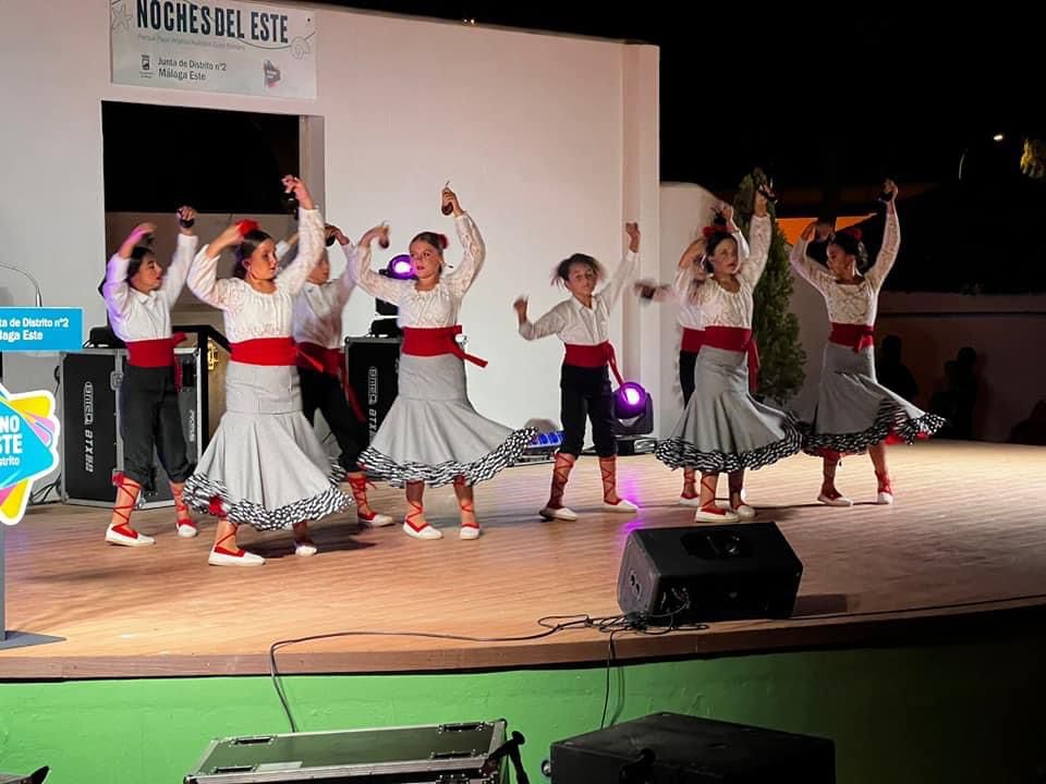 🌸 Durante la tarde de la celebración de nuestra Cruz de Mayo Benéfica 2023, la Academia de baile de Montse Bravo, realizará distintas actuaciones en la que podremos disfrutar del folclore de nuestra tierra.

#MayodelRosario #RosarioElPalo #PatronaElPalo #CofradiasMLG