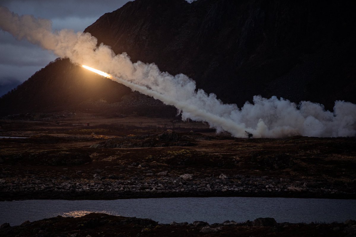 Forsvaret_no's tweet image. HNoMS Roald Amundsen and the Norwegian Army’s NASAMS battery demonstrating a #FormidableShield 🛡️ In last night’s exercise scenario they worked together to ensure @USMC could fire HIMARS against a mutual threat 💥

#FOSH23 #FormidableShield23 #StrongerTogether #WeAreNato