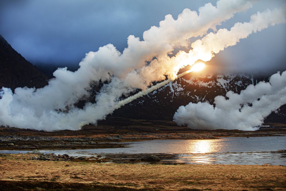 Forsvaret_no's tweet image. HNoMS Roald Amundsen and the Norwegian Army’s NASAMS battery demonstrating a #FormidableShield 🛡️ In last night’s exercise scenario they worked together to ensure @USMC could fire HIMARS against a mutual threat 💥

#FOSH23 #FormidableShield23 #StrongerTogether #WeAreNato