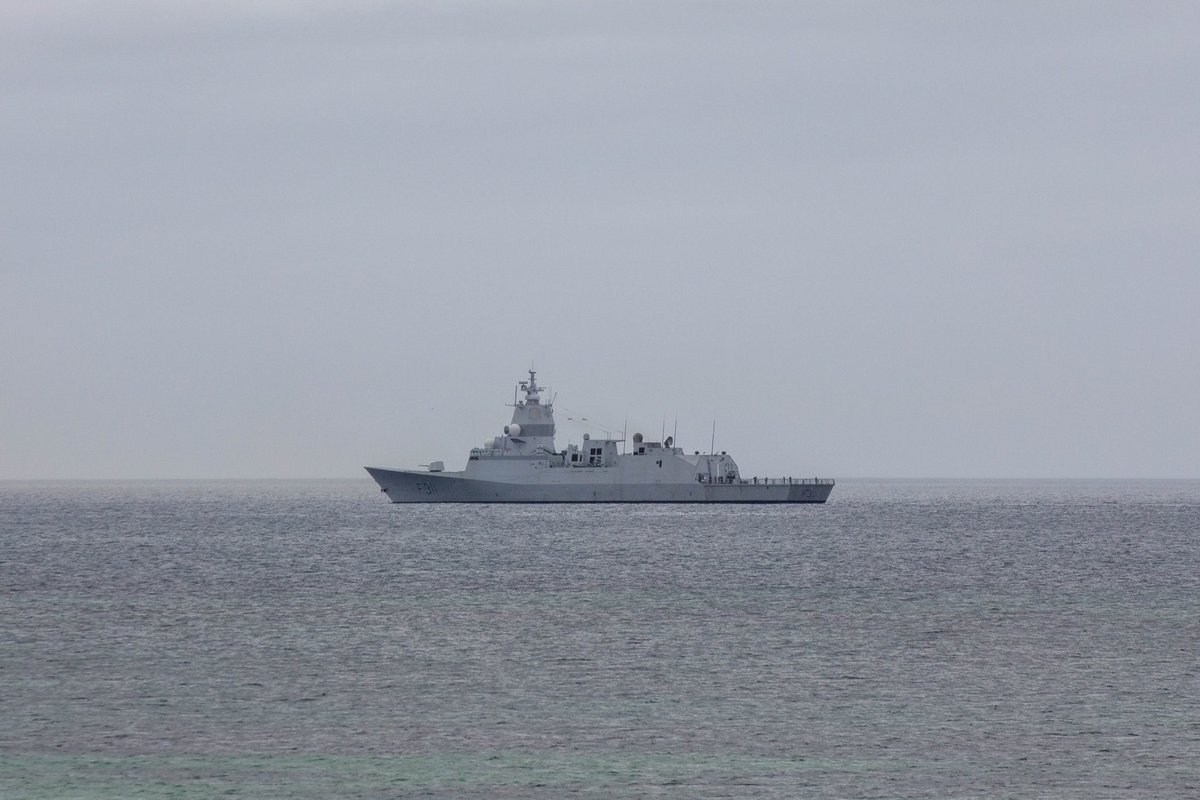 Forsvaret_no's tweet image. HNoMS Roald Amundsen and the Norwegian Army’s NASAMS battery demonstrating a #FormidableShield 🛡️ In last night’s exercise scenario they worked together to ensure @USMC could fire HIMARS against a mutual threat 💥

#FOSH23 #FormidableShield23 #StrongerTogether #WeAreNato