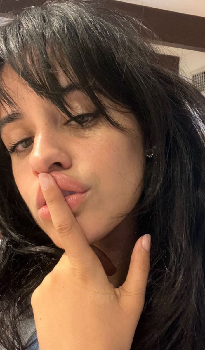 BuzzingPop's tweet photo. Camila Cabello is back to having her black hair in new selfie. https://t.co/kHvtuSMK8T