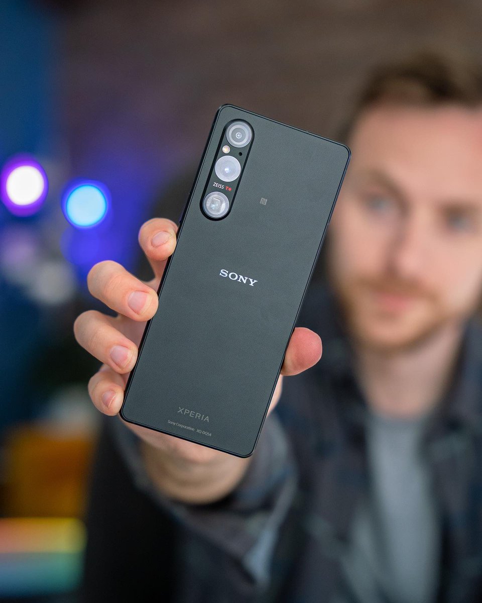TheTechChap's tweet image. Say hello to the Sony Xperia 1 V! 🔥

👉 6.5” 4K 21:9 120Hz
👉 Metal Frame
👉 Gorilla Glass Victus 2 + IP68 
👉 3.5mm headphone + MicroSD! 👌
👉 Snapdragon 8 Gen 2
👉 12GB + 256GB
👉 5000mAh
📸 48MP Exmor T Main 
📸 12 MP UW
📸 12MP Variable Telephoto
💰 £1299

Tempted?…