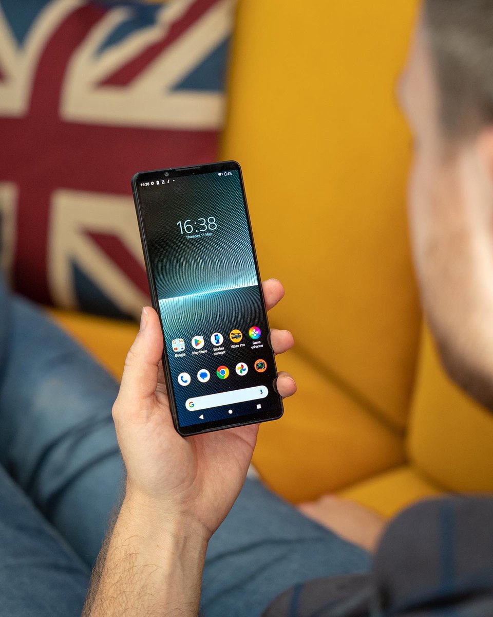TheTechChap's tweet image. Say hello to the Sony Xperia 1 V! 🔥

👉 6.5” 4K 21:9 120Hz
👉 Metal Frame
👉 Gorilla Glass Victus 2 + IP68 
👉 3.5mm headphone + MicroSD! 👌
👉 Snapdragon 8 Gen 2
👉 12GB + 256GB
👉 5000mAh
📸 48MP Exmor T Main 
📸 12 MP UW
📸 12MP Variable Telephoto
💰 £1299

Tempted?…