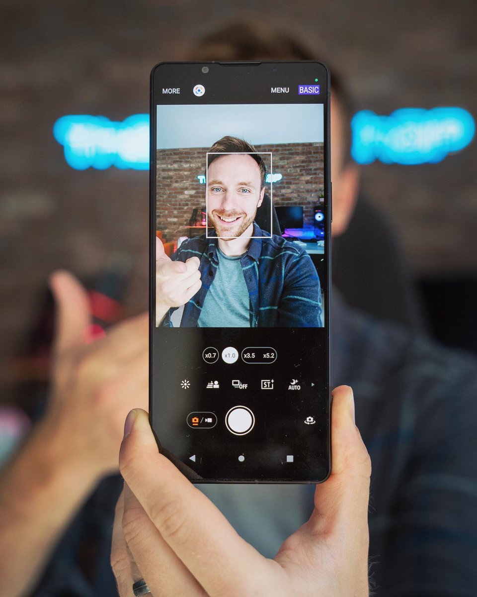 TheTechChap's tweet image. Say hello to the Sony Xperia 1 V! 🔥

👉 6.5” 4K 21:9 120Hz
👉 Metal Frame
👉 Gorilla Glass Victus 2 + IP68 
👉 3.5mm headphone + MicroSD! 👌
👉 Snapdragon 8 Gen 2
👉 12GB + 256GB
👉 5000mAh
📸 48MP Exmor T Main 
📸 12 MP UW
📸 12MP Variable Telephoto
💰 £1299

Tempted?…