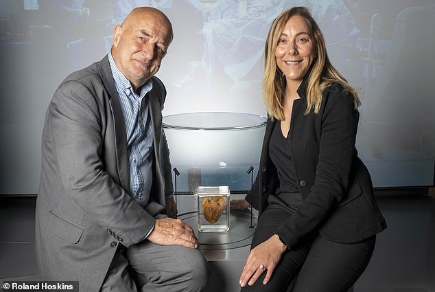 🗣 "I think it's cool. I hope that other people will look at it and consider organ donation."

Jennifer had a heart transplant here in 2007 and was yesterday reunited with her old heart when it went on display in central London.

📰 dailymail.co.uk/health/article…

📷 Roland Hoskins