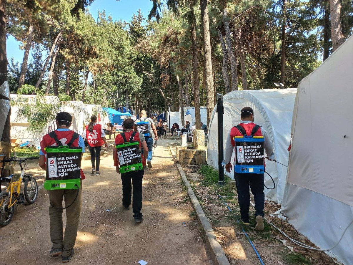 hataytkp's tweet photo. Günlerdir çadırlardan; böcek, haşere, akrep, sineklerle ilgili "yetkililerden" ilaçlama talebi vardı, çadırlarda en büyük sorunlardan biri bu ama kimse umursamadı. Bugün yüzlerce çadırı ilaçladık, bir haftada binlerce çadırı ilaçlayacağız.
#TKPGelirHerŞeyDeğişir https://t.co/OcqaVD1575