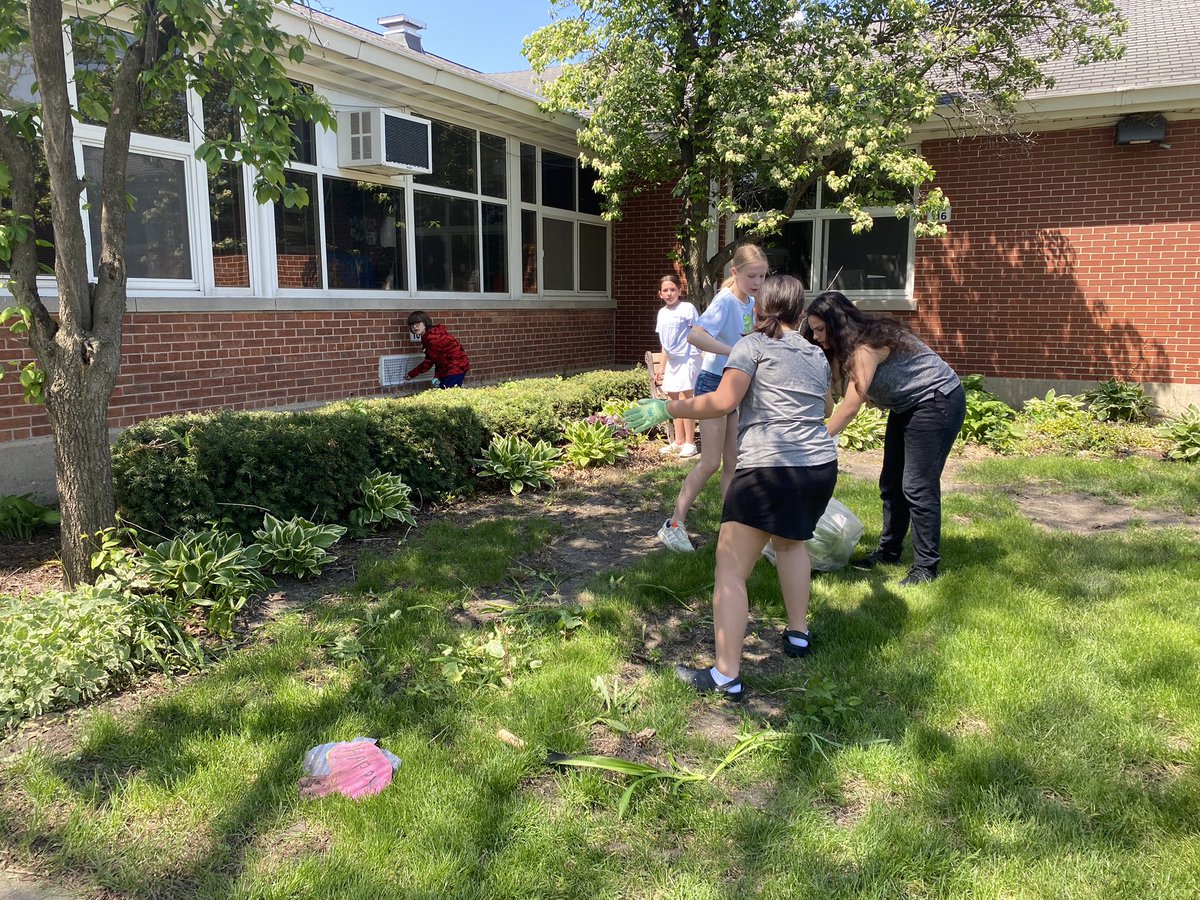 mrsolearySE's tweet photo. Southeast Student Council  working hard to make  Southeast more beautiful!! Follow us to watch our progress! @108Ryan #BeEvergreen https://t.co/IpW1F6A7sO