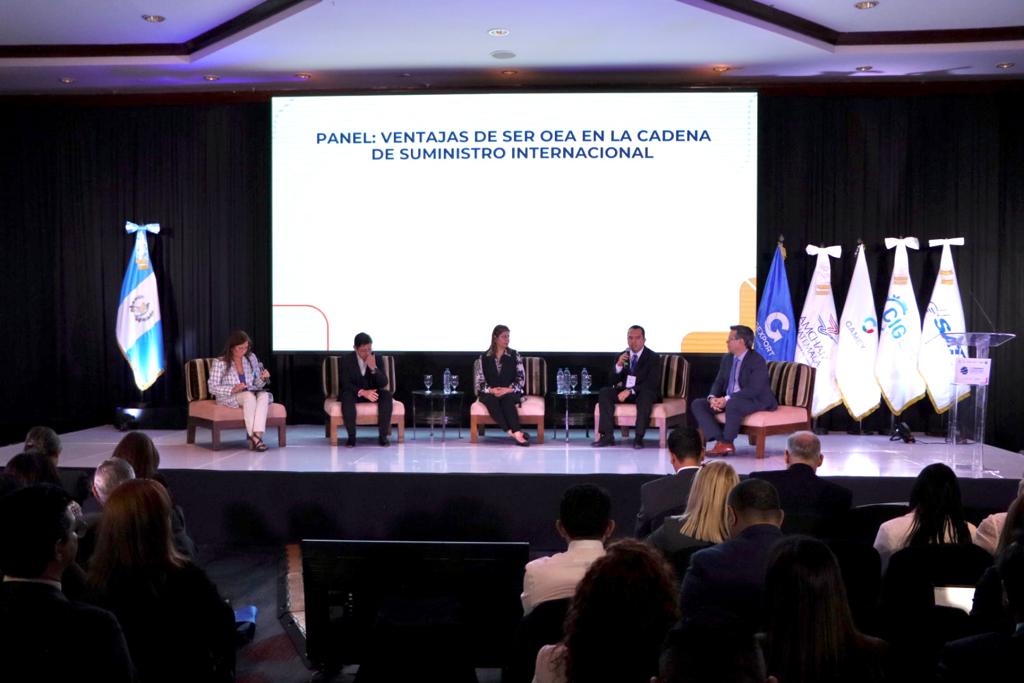 AmChamGT's tweet photo. Comienza el Panel "Ventajas de ser OEA en la cadena de suministro internacional", en le cual representantes de #Alpasa @Progreso_Latam #GrupoSLI y #CLT comparten su experiencia. https://t.co/vqy77D35zF
