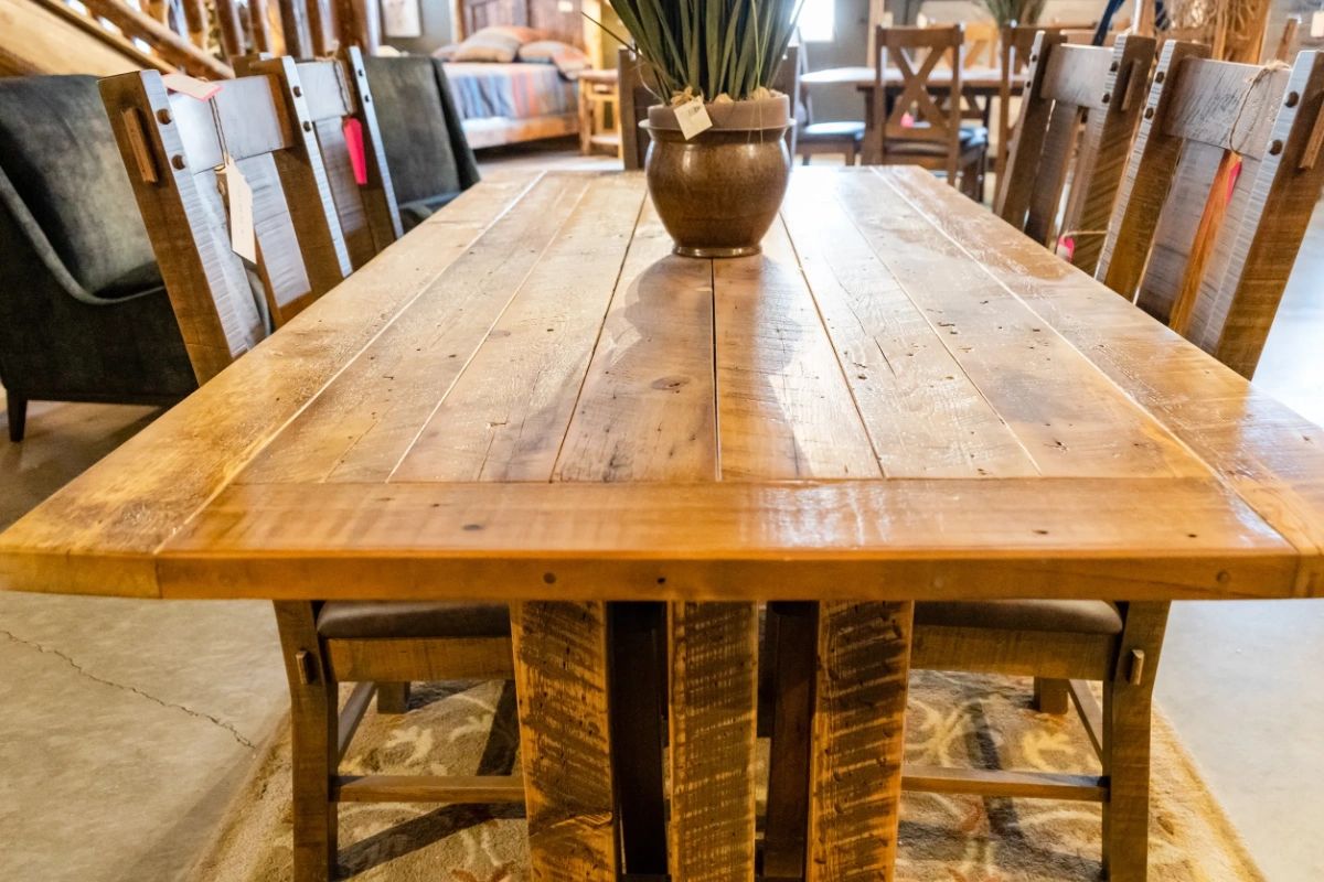 lodgecraft's tweet photo. Add a touch of warmth and charm to your home with our handcrafted rustic furniture. Each piece is made with care and attention to detail, ensuring a one-of-a-kind result that you'll cherish for years to come. #LodgeCraft https://t.co/qxuN2ON9ge