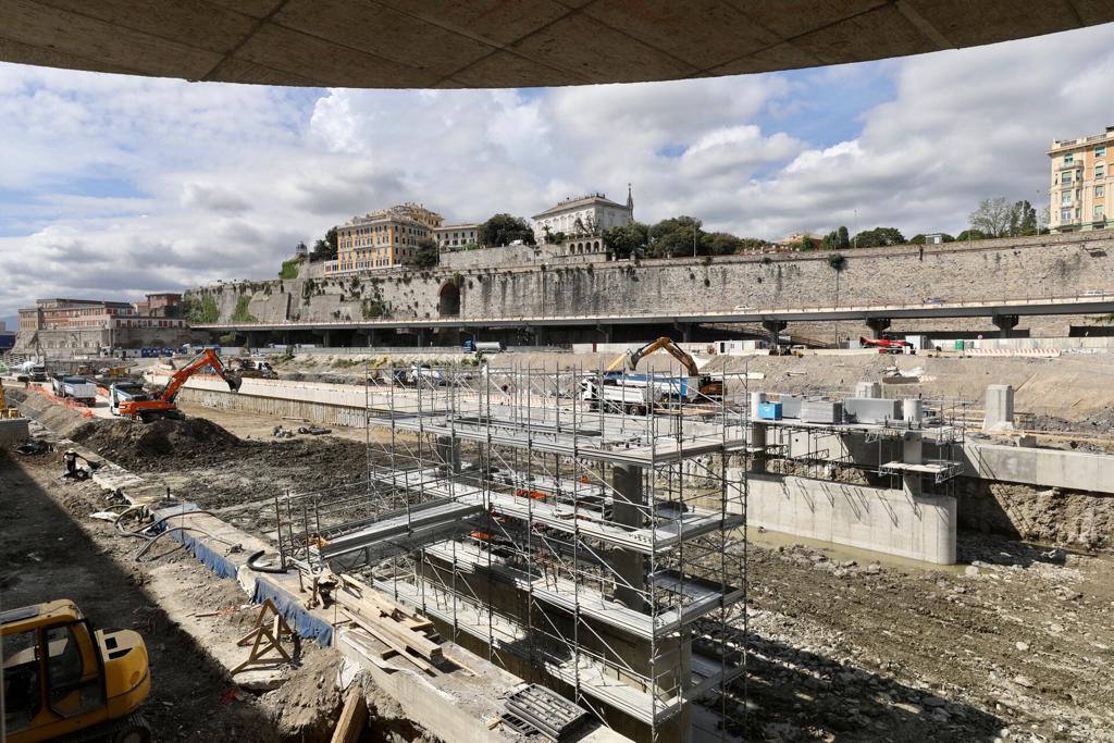 cestrosi's tweet photo. Gênes, dotée du 1er port italien, de commerce et passagers, mène une politique du littoral ambitieuse. Un important programme public-privé de requalification va transformer les infrastructures portuaires, mené conjointement avec de nombreux aménagements sur le front de mer. https://t.co/WD5ZSiu0c7