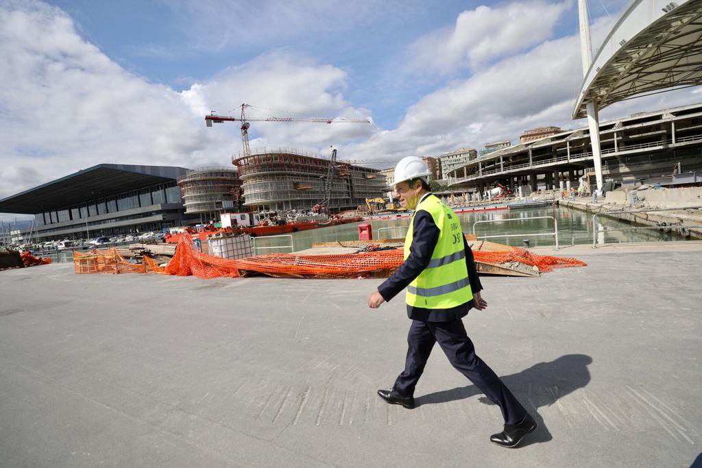 cestrosi's tweet photo. Gênes, dotée du 1er port italien, de commerce et passagers, mène une politique du littoral ambitieuse. Un important programme public-privé de requalification va transformer les infrastructures portuaires, mené conjointement avec de nombreux aménagements sur le front de mer. https://t.co/WD5ZSiu0c7