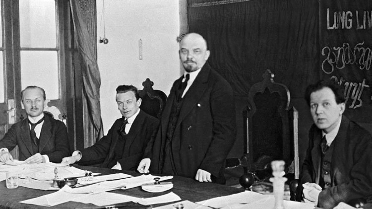 Heldenhafter Retter Lenins oder verblendeter Aufrührer: Der Schweizer Kommunist Fritz Platten (1883-1942) bietet Anlass für gegensätzliche Projektionen. Was das über die Schweiz aussagt, untersucht die Historikerin Rhea Rieben in einem Podcast unter buecherraumf.ch/category/podca…