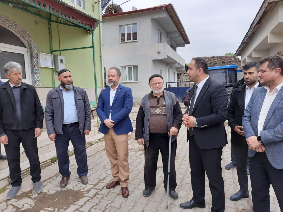 Ademdizer1's tweet photo. 📍Zile 

Köy ziyaretleri kapsamında Zile ilçemize bağlı Küçüközlü köyünde vatandaşlarımız ile bir araya geldik.

#TürkiyeYüzyılı'nı milletin efendisi köylülerimiz ile birlikte inşa edeceğiz.

#AkParti
#BizBüyükBirAileyiz
#DoğruAdımlaYolaDevam
#TürkiyeYüzyılı https://t.co/7faHref5pW