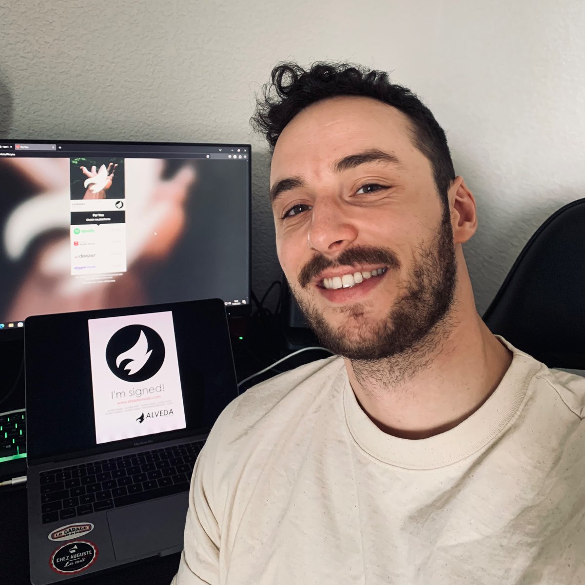 Je vous fais un selfie de daron pour vous annoncer que mon prochain titre « For You » sort mercredi prochain sur le label <a href="/AlvedaMusic/">Alveda Music</a> ! ❤️👌
Nouveau son progressive, j'espère que ca vous plaira 🙏