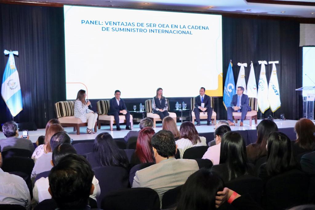 LogisticaCIG's tweet photo. Se lleva a cabo el panel: Ventajas de ser OEA en la Cadena de Suministro Internacional, donde comparten su experiencia los representantes de Alpasa, Cementos Progreso, Grupo SLI y CLT. https://t.co/hUuOb6kaSH