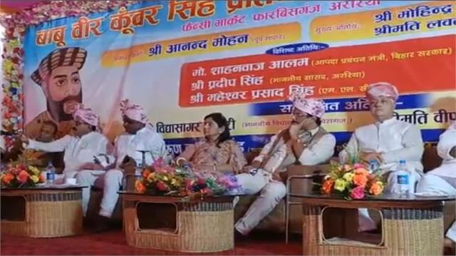 punjabkesari's tweet photo. "यह देश किसी के बाप का नहीं, दोषी हूं तो सूली पर चढ़ा दो", जेल से रिहा होने के बाद पहली बार दहाड़े आनंद मोहन
https://t.co/S5EAje95Ep

#BiharNews #ArariaNews #AnandMohan #releasedfromjail #BiharPoliticsTajNews #BiharPolitics https://t.co/g0D8ewisDG