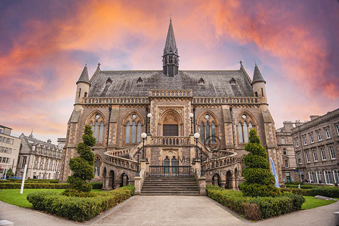 MagdalenGreen's tweet photo. My #ThrowbackThursday image today is this #cracker of the #mcmanus galleries in #dundee #citycentre looking #mightyfine with a #glorious sky @McManusDundee @DundeeCityMgt @dundeecity @VisitScotland #bonniedundee https://t.co/0A1vPSvr6L