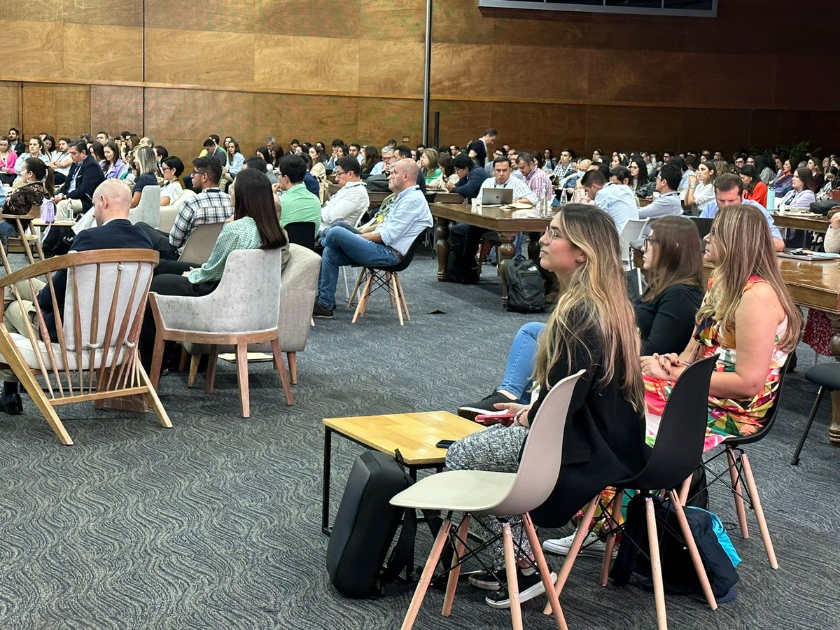 ANDI_Antioquia's tweet photo. 🤳¿Qué está pasando en el #InnovationSummitANDI?
Esteban Ocampo (@estebanocampo), director de trade marketing de @Alpina cuenta la experiencia de la compañía innovando para el mercado con el #Alpilitro 😋, en el marco del segmento de experiencias #AsíLoLogré👨🔬👩🔬
#InnovaciónANDI https://t.co/teAwqoH0u5