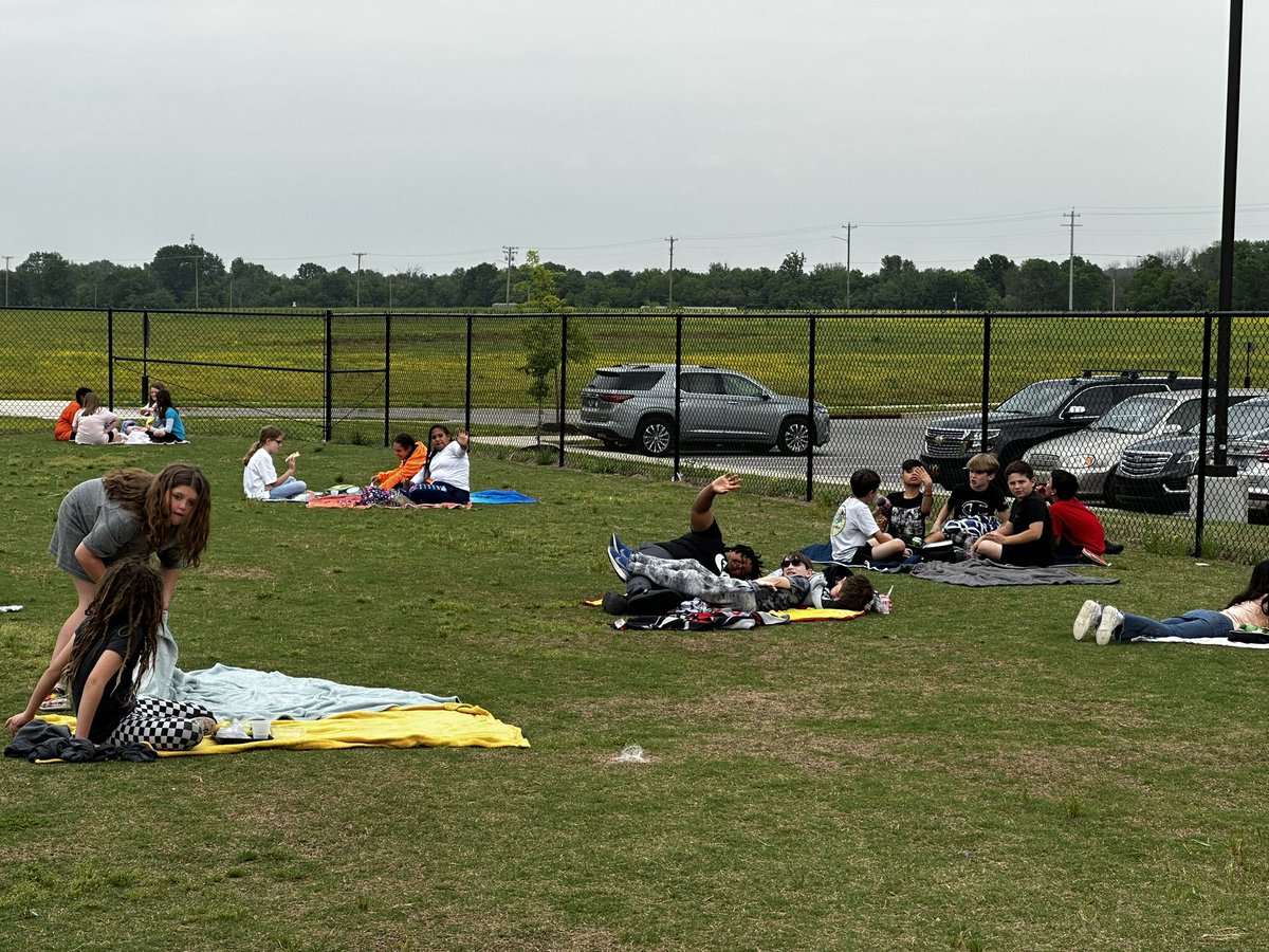 DrMarkJGonyea's tweet photo. 4th grade picnic! Building memories! #raftBuilders #otterlyAwesome #excellenceIsInPlainView #proudPrincipal @CarolineHouchen @rigsbysrangers @MsCarey1996 @Anna_Sturm10 https://t.co/8L1FwpMr8r