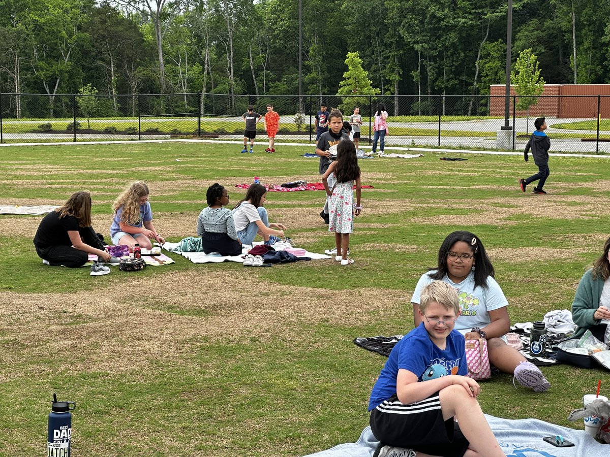 DrMarkJGonyea's tweet photo. 4th grade picnic! Building memories! #raftBuilders #otterlyAwesome #excellenceIsInPlainView #proudPrincipal @CarolineHouchen @rigsbysrangers @MsCarey1996 @Anna_Sturm10 https://t.co/8L1FwpMr8r