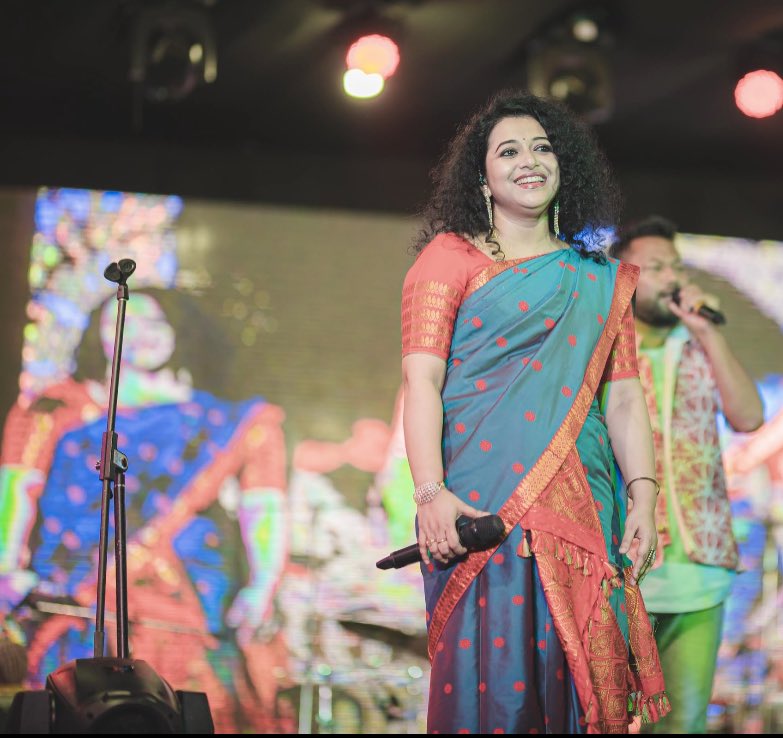 zublee's tweet photo. Thank you Silapathar, Dhemaji for all your co-operation &amp; love. Keep Blessing 🙏
.
.
Tonight will perform for the amazing people of Hajo ❤️
.
.
📸 @RajKmalSaiKia 🤍
.
.
#zband #showtime #zubleebaruah #zbcurls #musicalmay #bihutour2023 #love #happiness https://t.co/5ohpf9GnD0