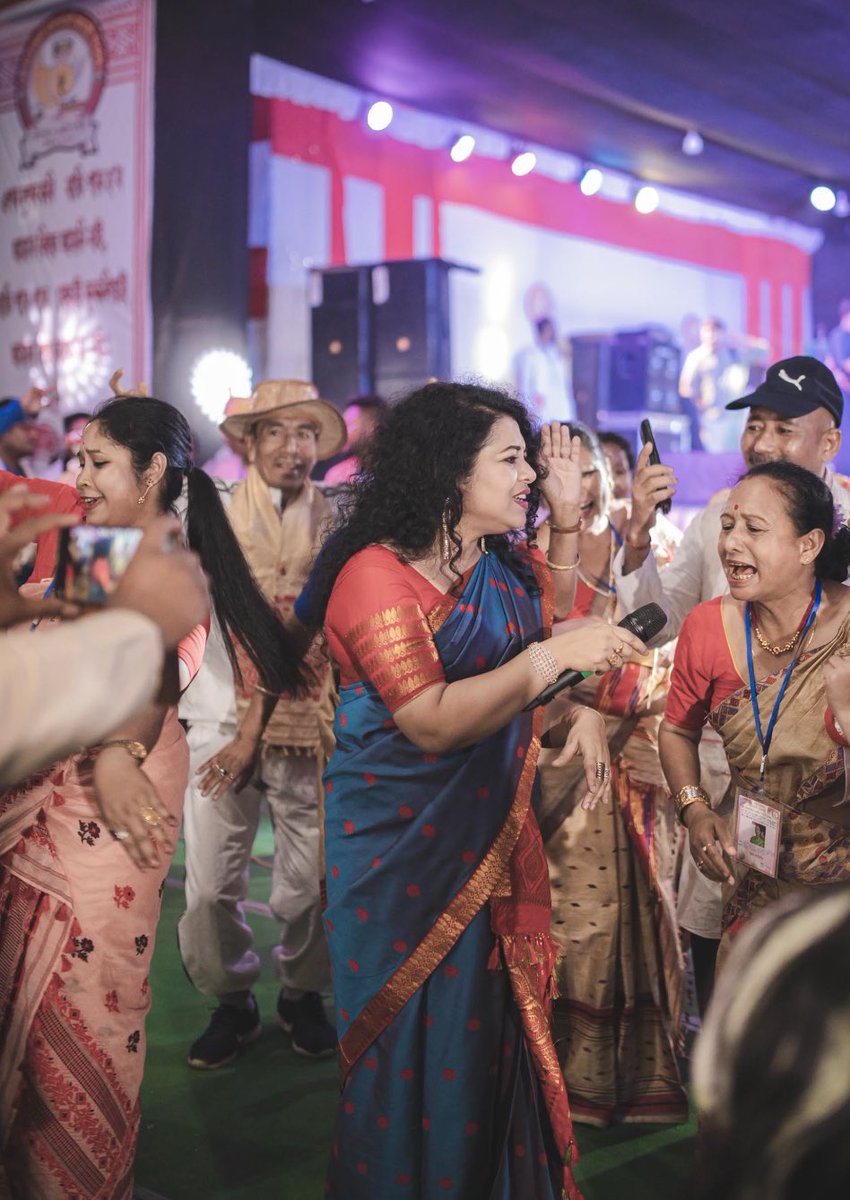 zublee's tweet photo. Thank you Silapathar, Dhemaji for all your co-operation &amp; love. Keep Blessing 🙏
.
.
Tonight will perform for the amazing people of Hajo ❤️
.
.
📸 @RajKmalSaiKia 🤍
.
.
#zband #showtime #zubleebaruah #zbcurls #musicalmay #bihutour2023 #love #happiness https://t.co/5ohpf9GnD0