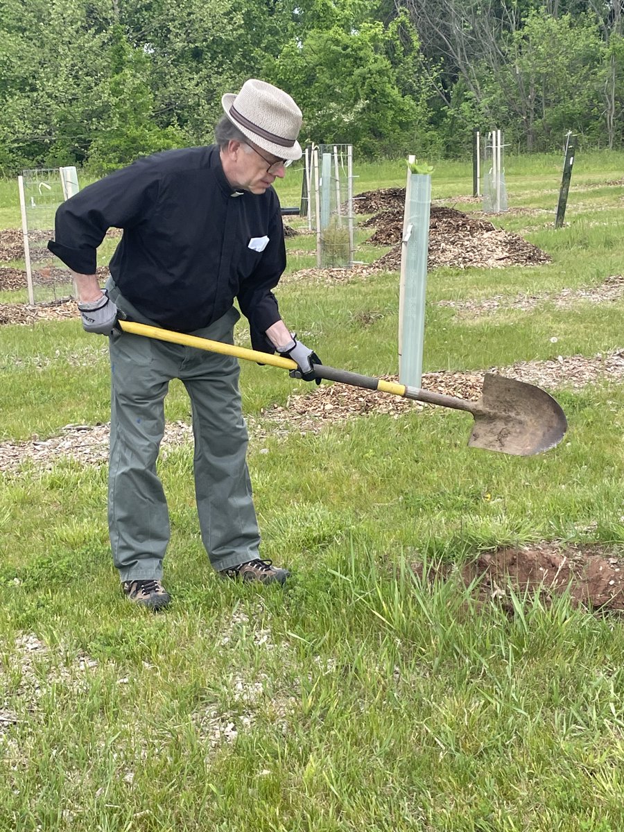 SJPREP's tweet image. "A shepherd should smell like the sheep." Pope Francis

We love seeing Fr. McCouch in the trenches doing service with #SJP2025 this week! Jesuits working alongside our students for the greater glory of God!

#SJPService #JesuitMission