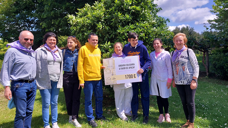 Apacaf2's tweet photo. Representantes da Asociación de Veciños O Rueiro de Couso viñeron hoxe ao centro A Braña para facer entrega do recadado na Andaina Solidaria en favor de #APACAF do pasado 7 de maio.
Unha vez máis, GRAZAS ❤️❤️ https://t.co/MuiFOAAE01