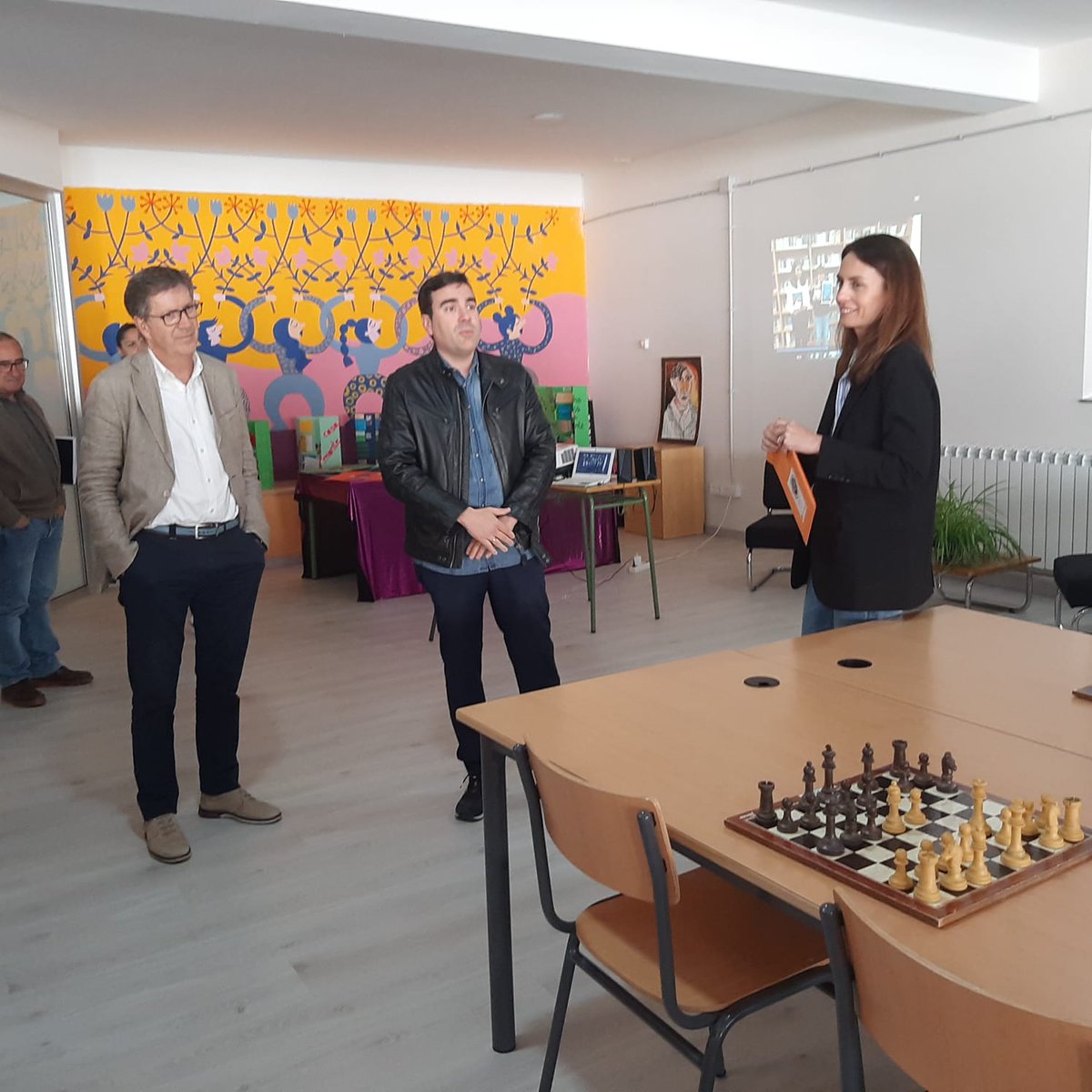 bescolaresgal's tweet photo. Hoxe estivemos, acompañando á Directora Xeral de Ordenación e Innovación Educativa Judith Fernández Novoa, na apertura da biblioteca do IES Lagoa de Antela (Xinzo de Limia). Unha biblioteca LIA.3
#LIA3 #bescolaresgal #bescolaresgalabertas https://t.co/58eOSnasUR