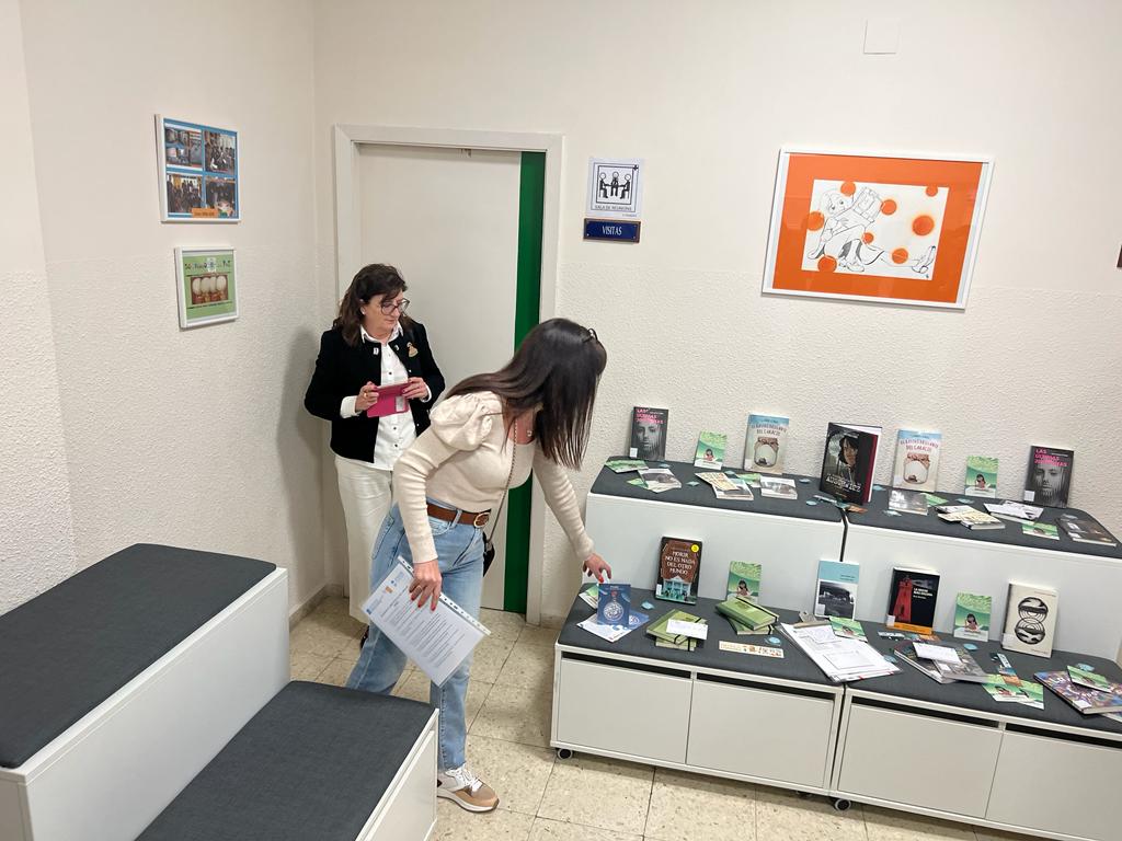 bescolaresgal's tweet photo. Hoxe estivemos, acompañando á Directora Xeral de Ordenación e Innovación Educativa Judith Fernández Novoa, na apertura da biblioteca do IES Lagoa de Antela (Xinzo de Limia). Unha biblioteca LIA.3
#LIA3 #bescolaresgal #bescolaresgalabertas https://t.co/58eOSnasUR