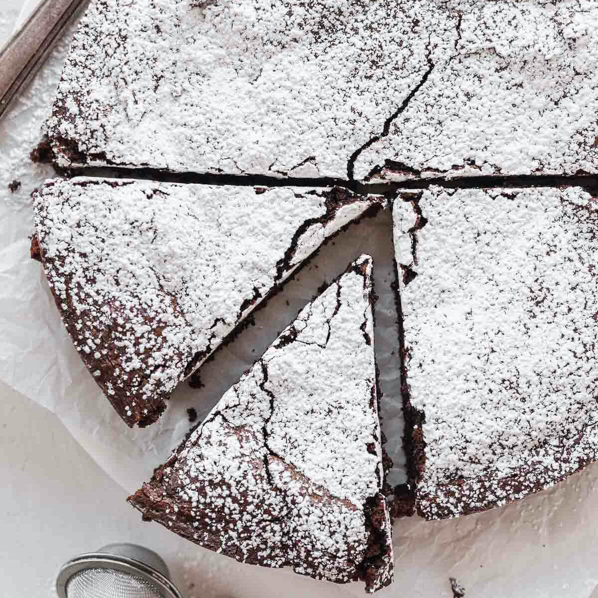 livewellbake's tweet photo. This flourless chocolate cake is a decadent dessert that requires minimal ingredients or prep work. Dust with confectioners’ sugar and serve à la mode for an extra special treat! #flourlesscake #chocolatecake #flourlessdessert #cake https://t.co/2jwSI6qF8R https://t.co/2HssUiZRgQ
