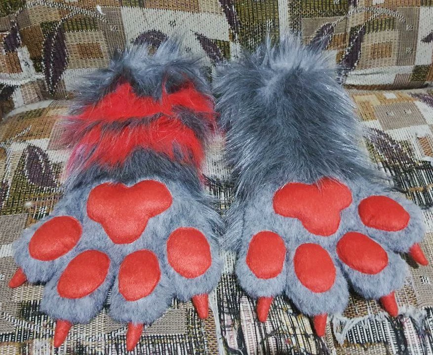 KetoSayetsu's tweet image. New stuffed fluffy paws! 🐾 Ready to ship to customer ❤️ Fabric claws and very soft pawpads. Hope you like It!
#fursuit #fursuitmaker #pawpads