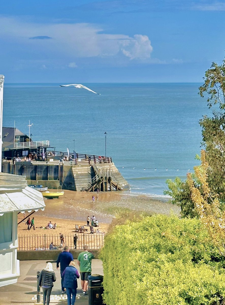 New window seat cushions at Nickleby Nook… and look at the view from there! 🌊🤩

#beautifulbroadstairs #broadstairs #kentcoast #harbourhaven #seaview #kent  #staycation #seaswimming #openwaterswimming #vitaminsea #beachvibes #stayuk #LocationLocationLocation #beachlife