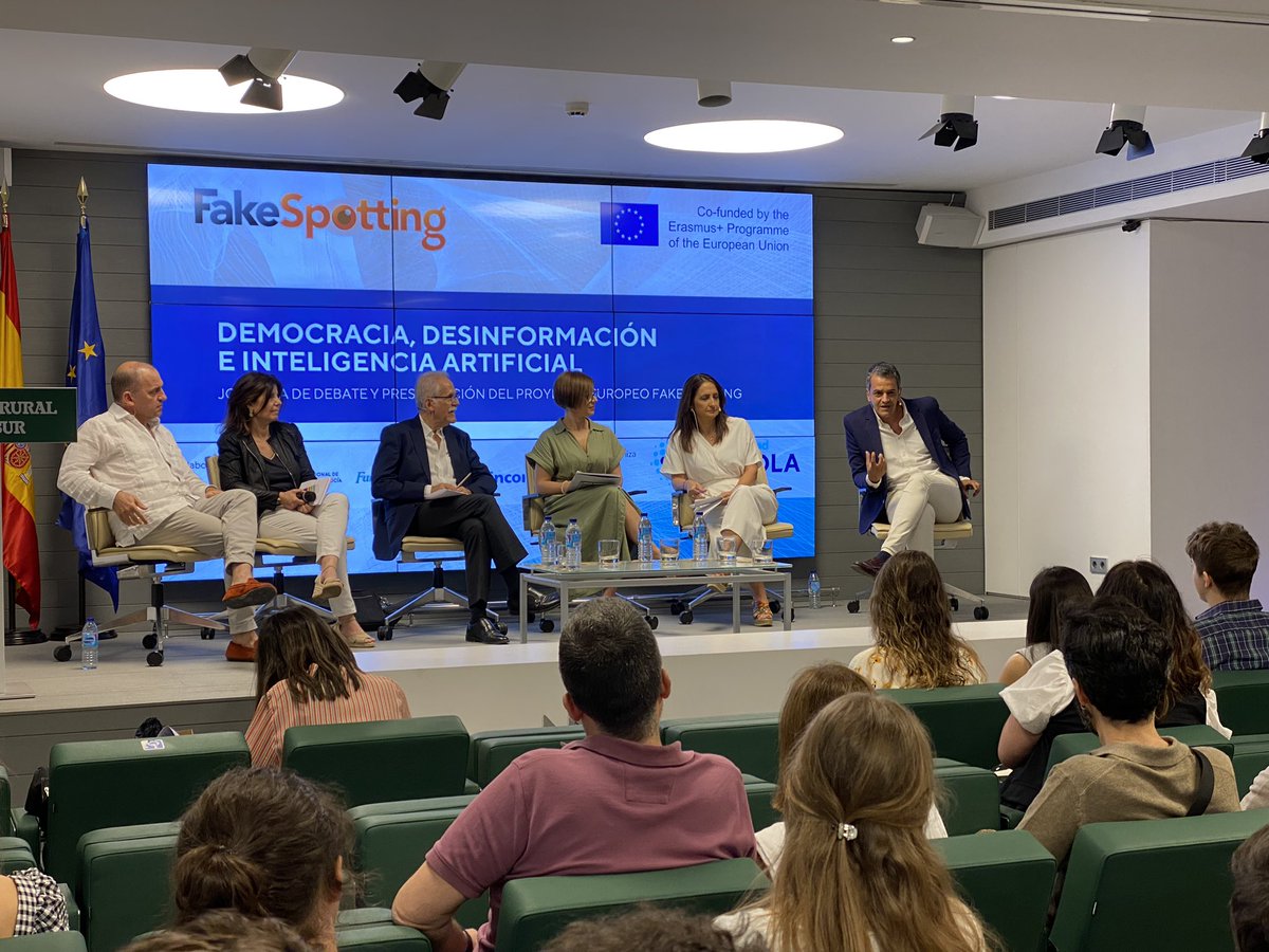 Hablamos de periodismo, desinformación e inteligencia artificial de la mano de <a href="/RarrochaR/">Roberto Arrocha</a>, <a href="/Inmagag2/">Inma García</a>, @angelfdezmillan, <a href="/FranchoBaron/">Francho Barón</a> y Pilar Sánchez (<a href="/UVa_es/">Gabinete de Comunicación Universidad de Valladolid</a>) <a href="/FakespottingEU/">FakespottingEU</a> <a href="/EUErasmusPlus/">Erasmus+</a>