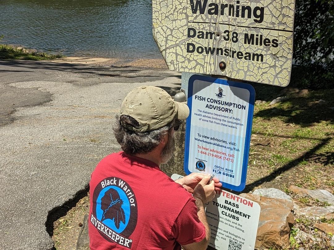BWRiverkeeper's tweet photo. Due to #mercury pollution, 4 new fish consumption advisory signs are now at Moundville, Fosters Ferry, Riverview and Parker’s Landing public boat ramps. For more on our #FishGuide collaboration with @AlabamaRivers, @CoosaRiverkeepr and @WaterkeepersA, see: https://t.co/NXeGp4bHcq https://t.co/rkhekAYObQ