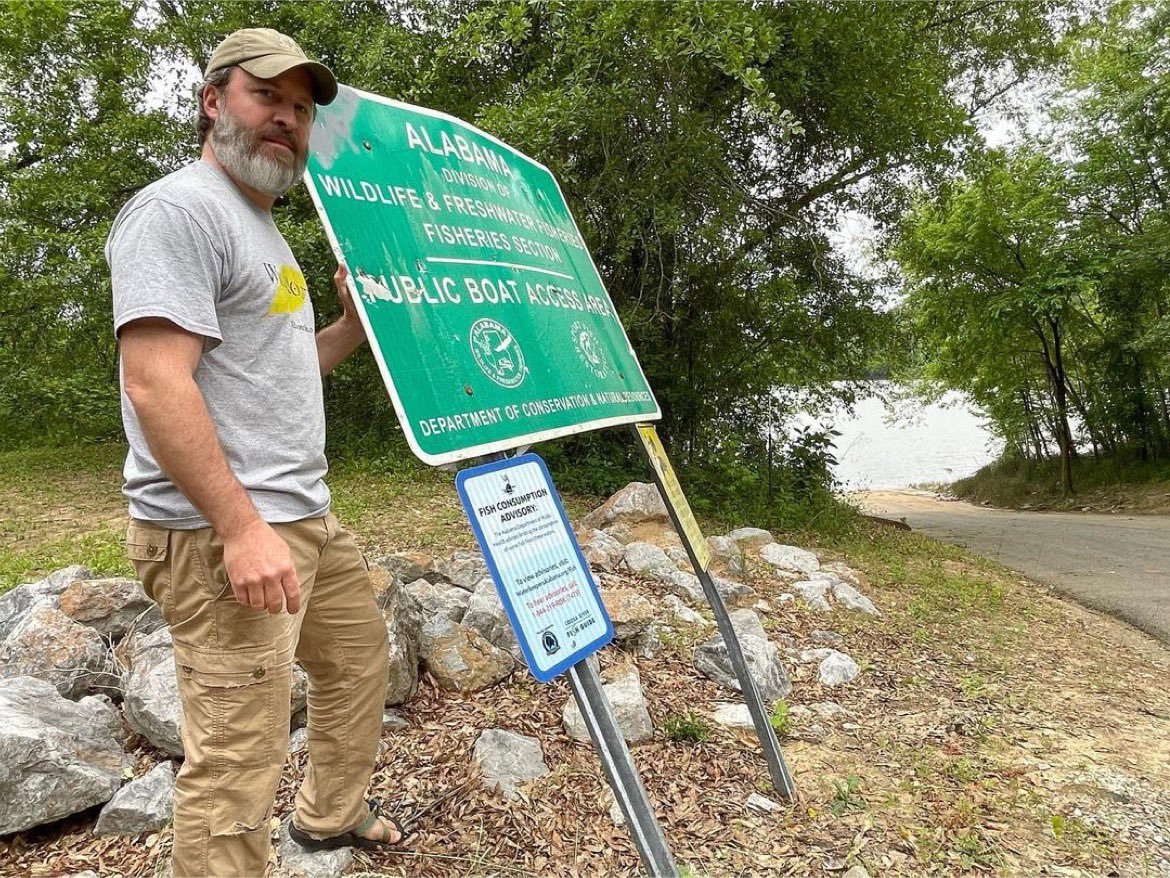 BWRiverkeeper's tweet photo. Due to #mercury pollution, 4 new fish consumption advisory signs are now at Moundville, Fosters Ferry, Riverview and Parker’s Landing public boat ramps. For more on our #FishGuide collaboration with @AlabamaRivers, @CoosaRiverkeepr and @WaterkeepersA, see: https://t.co/NXeGp4bHcq https://t.co/rkhekAYObQ