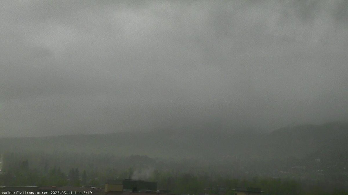 Live view of the Flatirons in #Boulder. Eerie! #COwx