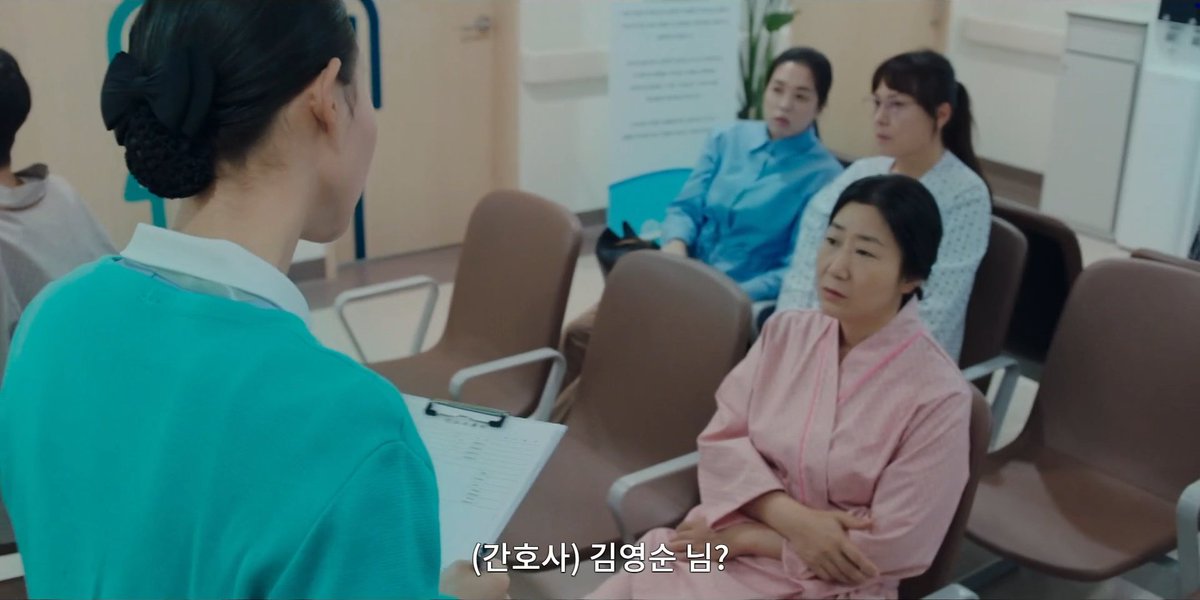 soljaeluvr's tweet photo. lrt)

the nurse called her "kim youngsoon" instead of Jin Youngsoon. there's a chance that the results was swapped and the one with a stomach cancer was the one named Kim Youngsoon and not Kangho's mom

#TheGoodBadMother
#TheGoodBadMotherEp6 https://t.co/7bTu1SjXfZ