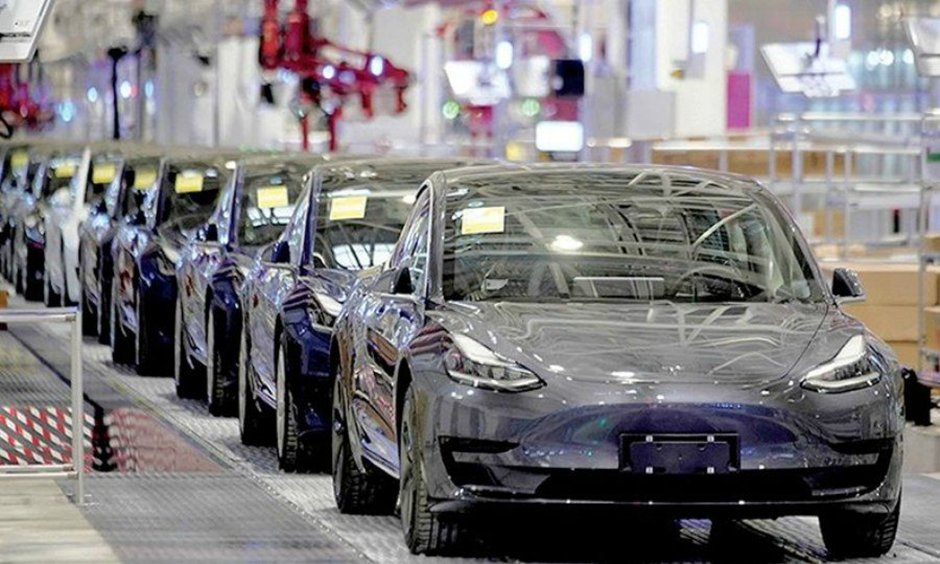 RonStoop1's tweet photo. Tesla heeft begin dit jaar een prijzenoorlog ontketend op Chinese automarkt waarvan de schokgolven waarschijnlijk zelfs in Europa gevoeld gaan worden.

Een 🧵. /1. https://t.co/sy2ue9AVVc