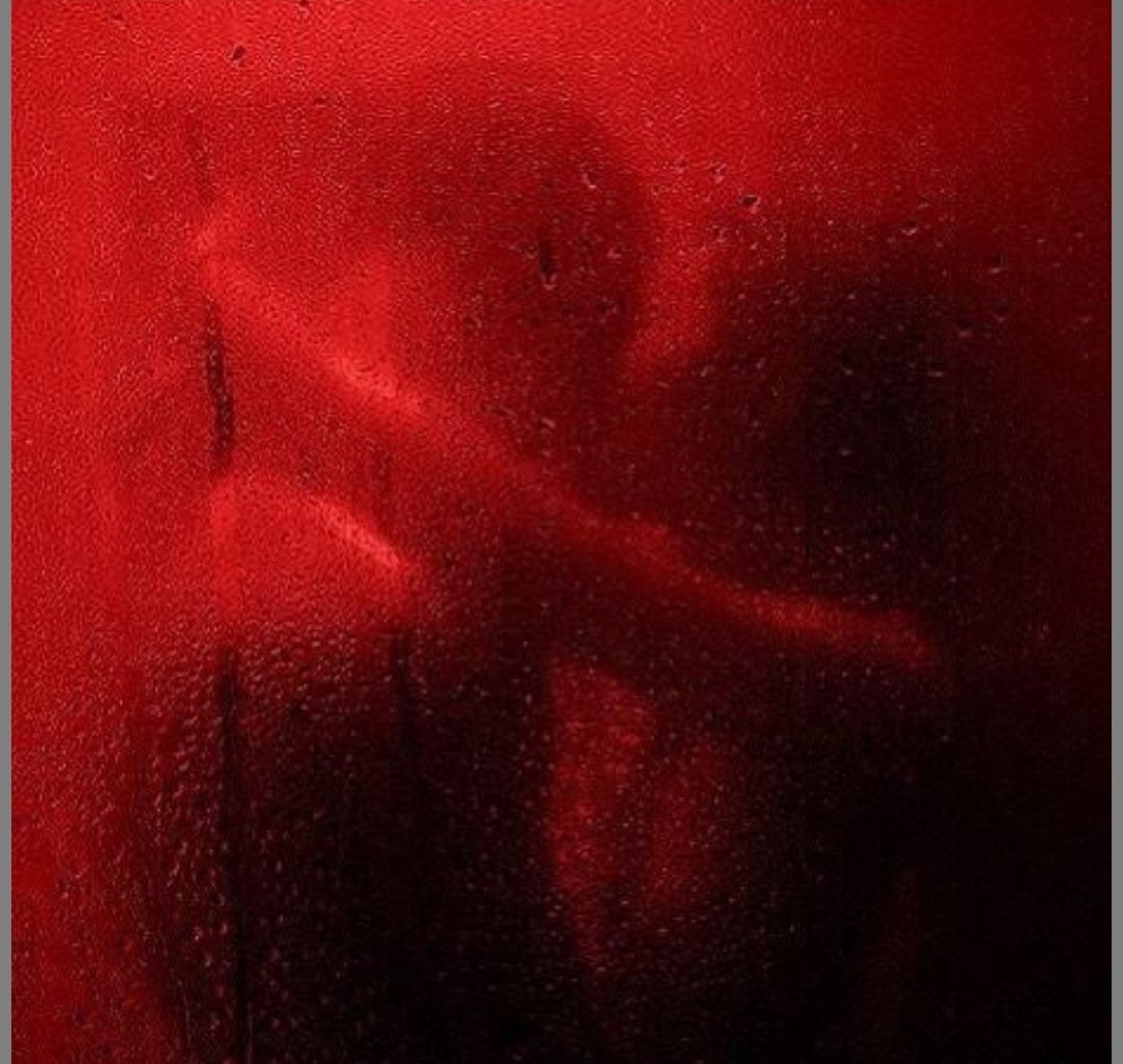 Ciaone71606938's tweet image. Lei era corteggiata da tanti,ma teneva distanti tutti...nessuno riusciva ad accarezzarla da lontano come gli occhi  e i pensieri di Lui.
youtu.be/r4kXsLKxmek