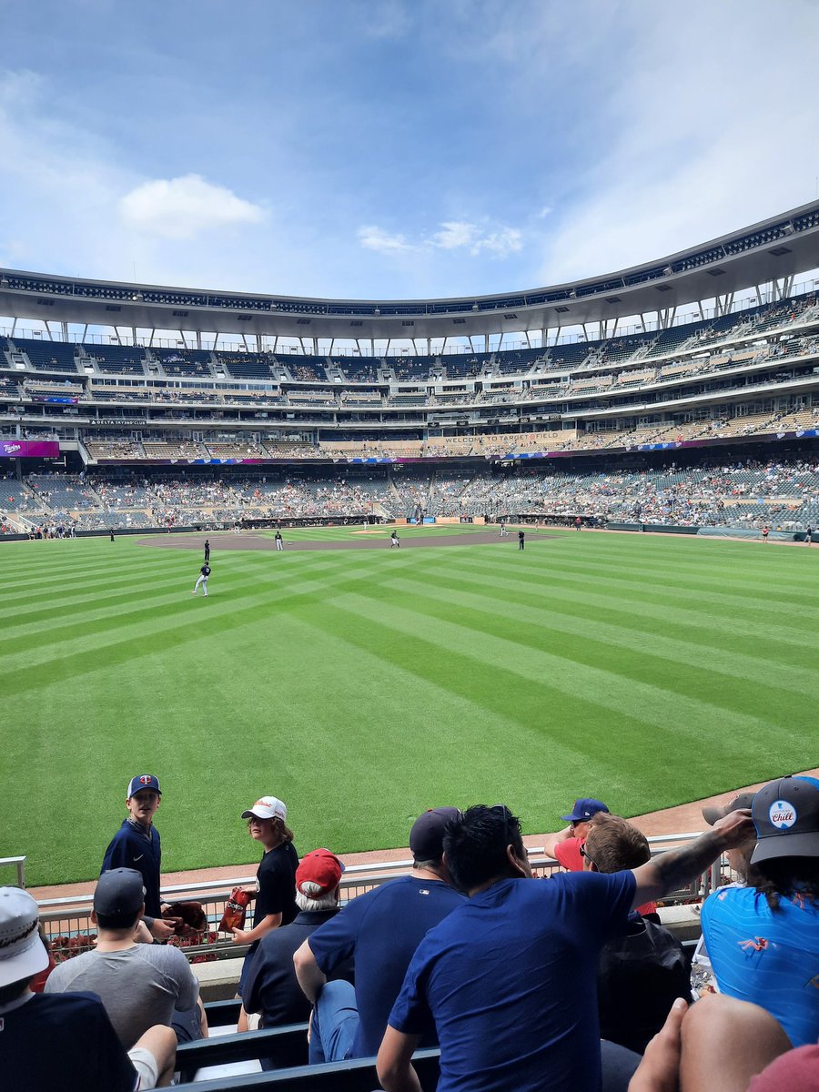 makeitaLarge's tweet photo. Ober keepibg it in the air early. Lovely day to come out and watch some ball
Let's go Twins!
#bumminatthepark #livinlarge #hellyeahpeople https://t.co/WQcLXPAtbt