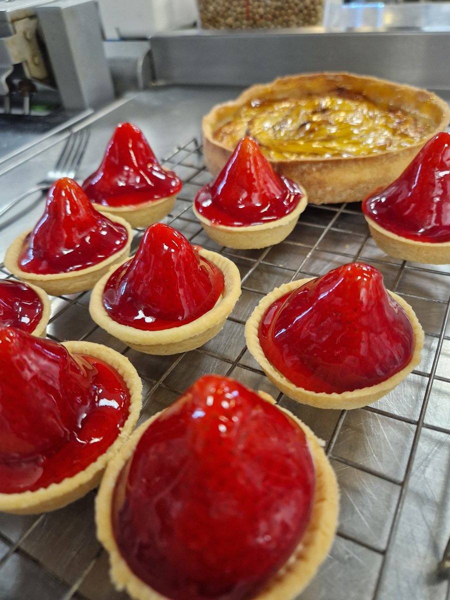 Strawberry Tarts 🍓 anyone?Flan Normande also part of the lesson today @SLCek @DevennyClaire @hvasspastrychef @StellaMcManus