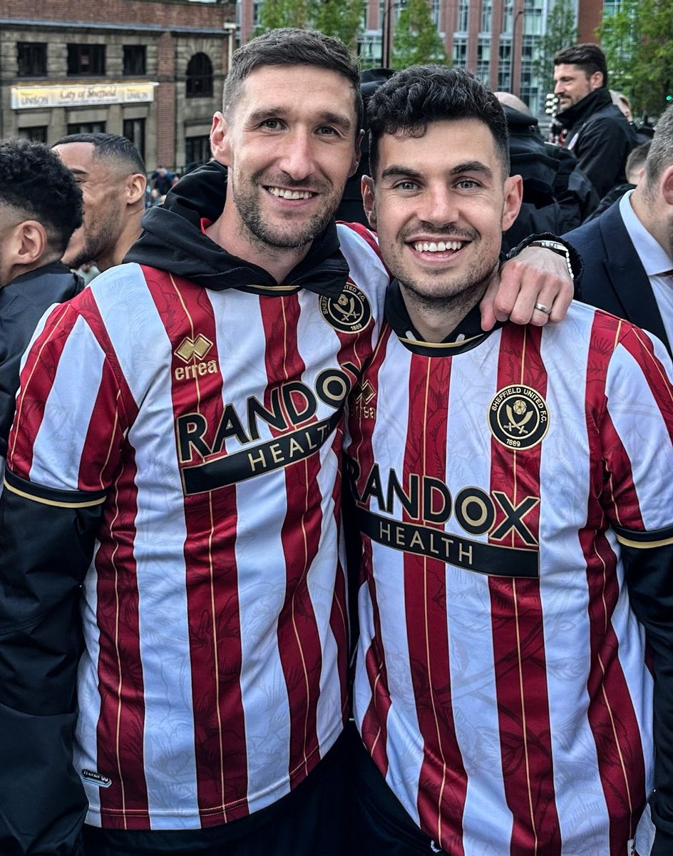 SheffieldUnited's tweet photo. Blades legends. ☘️🚂 https://t.co/XwkFPMrxFk